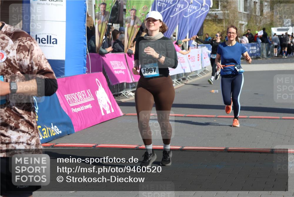 12.04.2026 - 45. Internationalen Wilhelmsburger Insellauf Strokosch-Dieckow http://msf.ph/oto/9460520 12.04.2026 11:07:56 Ziel 3149, 3967, 4856 meine-sportfotos.de