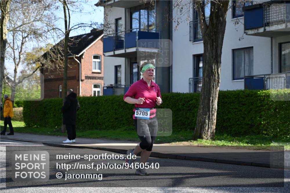 12.04.2026 - 45. Internationalen Wilhelmsburger Insellauf J. Mangold http://msf.ph/oto/9460540 12.04.2026 10:43:04 Ziel 5794, 3779, 5840, 2406, 4377, 3086, 3227, 4974, 5705, 2189, 5697, 2813, 4931, 3565, 5337, 2102, 2656, 2104, 5407, 5286, 5407, 5286, 2039, 3486, 3486, 4428, 3022, 4349 meine-sportfotos.de