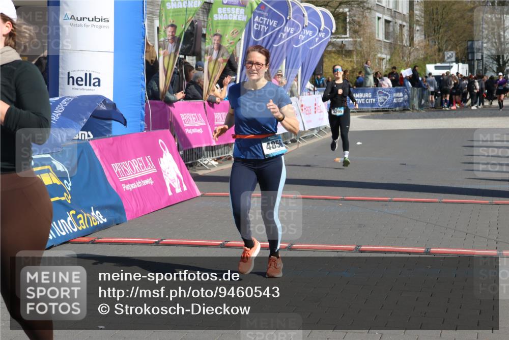 12.04.2026 - 45. Internationalen Wilhelmsburger Insellauf Strokosch-Dieckow http://msf.ph/oto/9460543 12.04.2026 11:07:58 Ziel 3967, 4856, 3295 meine-sportfotos.de