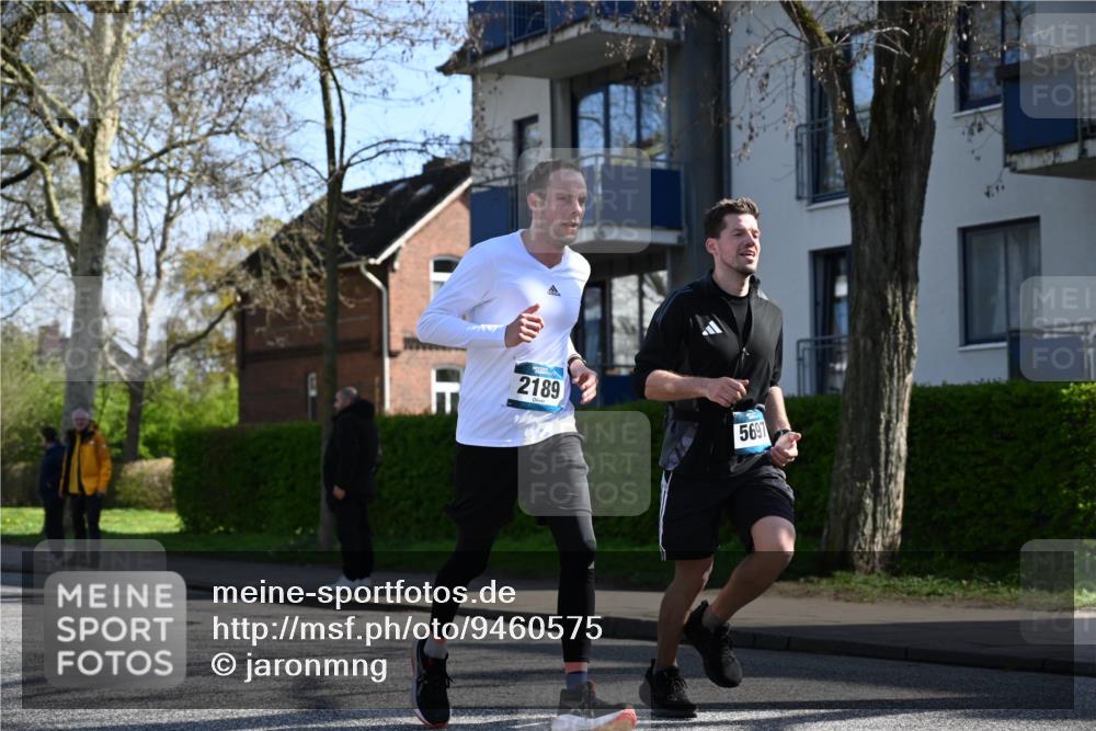 12.04.2026 - 45. Internationalen Wilhelmsburger Insellauf J. Mangold http://msf.ph/oto/9460575 12.04.2026 10:43:07 Ziel 5840, 2406, 4377, 3086, 3227, 4974, 5705, 2189, 5697, 2813, 4931, 3565, 5337, 2102, 2656, 2104, 5407, 5286, 2039, 2039, 3486, 4428, 4428, 3022, 4349 meine-sportfotos.de