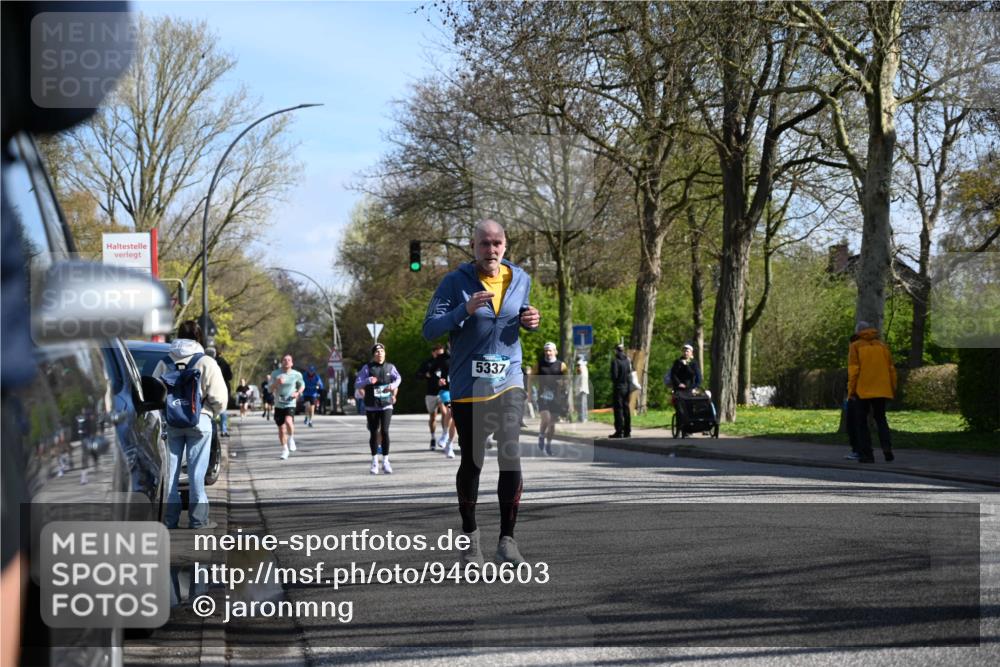 12.04.2026 - 45. Internationalen Wilhelmsburger Insellauf J. Mangold http://msf.ph/oto/9460603 12.04.2026 10:43:12 Ziel 2406, 4377, 3086, 3227, 4974, 5705, 2189, 5697, 2813, 4931, 3565, 5337, 2102, 2656, 2104, 5407, 5286, 2039, 3486, 4428, 3022, 4349, 2065 meine-sportfotos.de