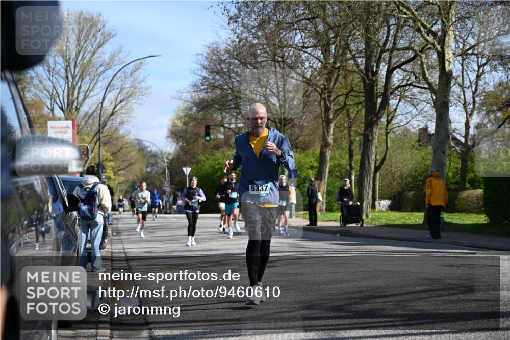 12.04.2026 - 45. Internationalen Wilhelmsburger Insellauf J. Mangold http://msf.ph/oto/9460610 12.04.2026 10:43:12 Ziel 2406, 4377, 3086, 3227, 4974, 5705, 2189, 5697, 2813, 4931, 3565, 5337, 2102, 2656, 2104, 5407, 5286, 2039, 3486, 4428, 3022, 4349, 2065 meine-sportfotos.de