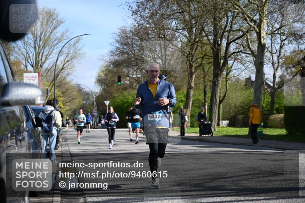 12.04.2026 - 45. Internationalen Wilhelmsburger Insellauf J. Mangold http://msf.ph/oto/9460615 12.04.2026 10:43:12 Ziel 2406, 4377, 3086, 3227, 4974, 5705, 2189, 5697, 2813, 4931, 3565, 5337, 2102, 2656, 2104, 5407, 5286, 2039, 3486, 4428, 3022, 4349, 2065 meine-sportfotos.de