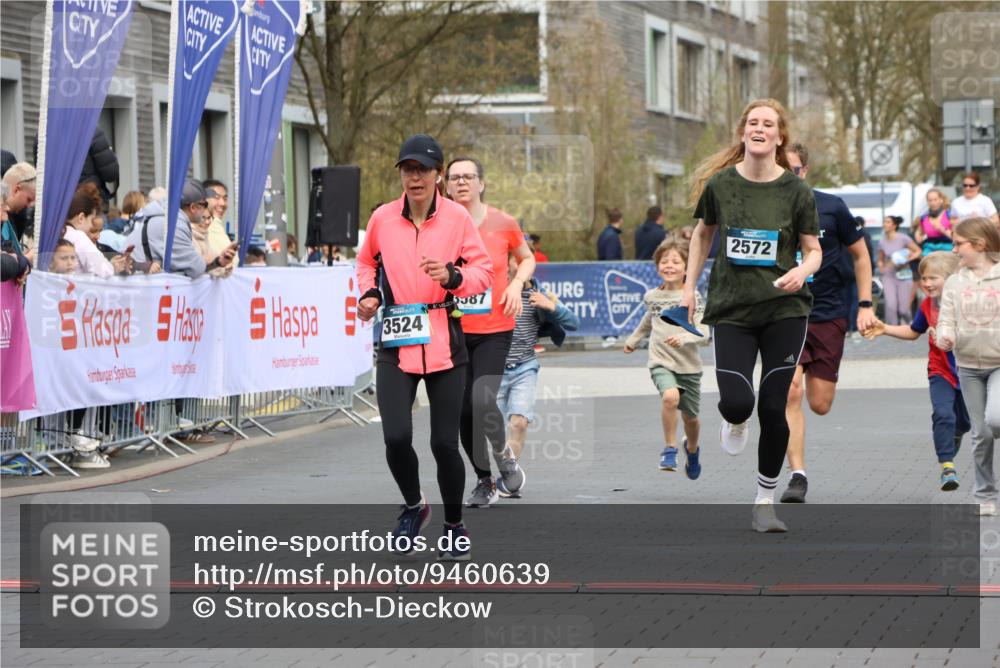 12.04.2026 - 45. Internationalen Wilhelmsburger Insellauf Strokosch-Dieckow http://msf.ph/oto/9460639 12.04.2026 13:19:13 Ziel 3524, 2572, 3587, 4734 meine-sportfotos.de