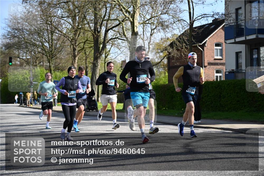12.04.2026 - 45. Internationalen Wilhelmsburger Insellauf J. Mangold http://msf.ph/oto/9460645 12.04.2026 10:43:16 Ziel 3227, 4974, 5705, 2189, 5697, 2813, 4931, 3565, 5337, 2102, 2656, 2104, 5407, 5286, 2039, 3486, 3486, 4428, 3022, 4349, 2065, 3345, 2073 meine-sportfotos.de