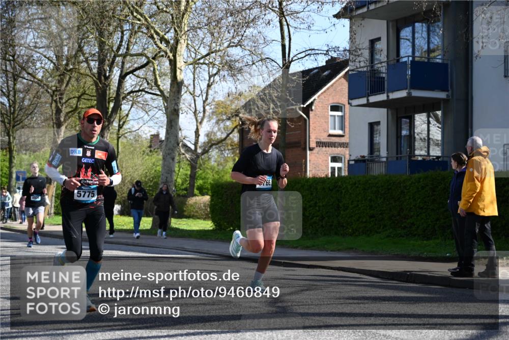 12.04.2026 - 45. Internationalen Wilhelmsburger Insellauf J. Mangold http://msf.ph/oto/9460849 12.04.2026 10:44:17 Ziel 3356, 5766, 5775, 3662, 2911, 4934, 2940, 4815, 4758, 5009, 4906, 5805, 2920, 2920, 3173, 2190, 4914, 5341, 5435, 5563, 2075 meine-sportfotos.de