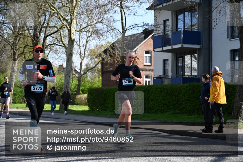 12.04.2026 - 45. Internationalen Wilhelmsburger Insellauf J. Mangold http://msf.ph/oto/9460852 12.04.2026 10:44:17 Ziel 3356, 5766, 5775, 3662, 2911, 4934, 2940, 4815, 4758, 5009, 4906, 5805, 2920, 2920, 3173, 2190, 4914, 5341, 5435, 5563, 2075 meine-sportfotos.de