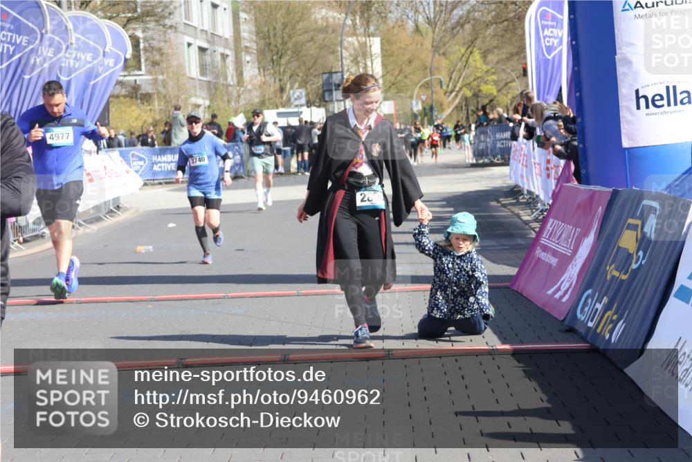 12.04.2026 - 45. Internationalen Wilhelmsburger Insellauf Strokosch-Dieckow http://msf.ph/oto/9460962 12.04.2026 11:08:38 Ziel 4956, 3397, 2800, 4977, 3740 meine-sportfotos.de