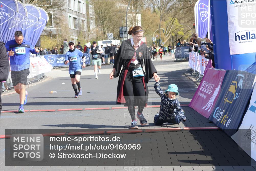 12.04.2026 - 45. Internationalen Wilhelmsburger Insellauf Strokosch-Dieckow http://msf.ph/oto/9460969 12.04.2026 11:08:38 Ziel 4956, 3397, 2800, 4977, 3740 meine-sportfotos.de