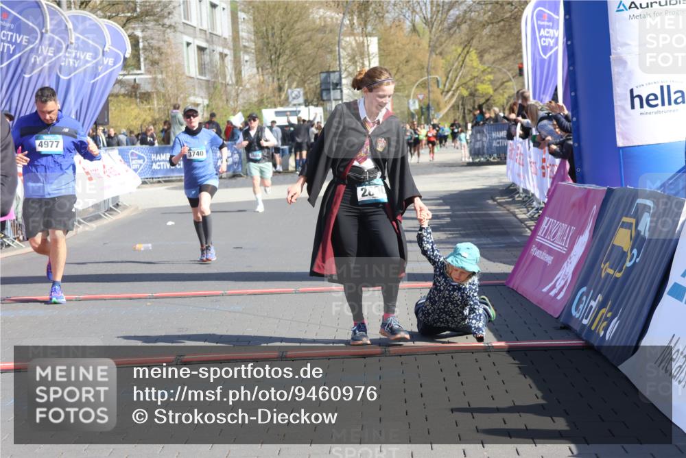 12.04.2026 - 45. Internationalen Wilhelmsburger Insellauf Strokosch-Dieckow http://msf.ph/oto/9460976 12.04.2026 11:08:38 Ziel 4956, 3397, 2800, 4977, 3740 meine-sportfotos.de