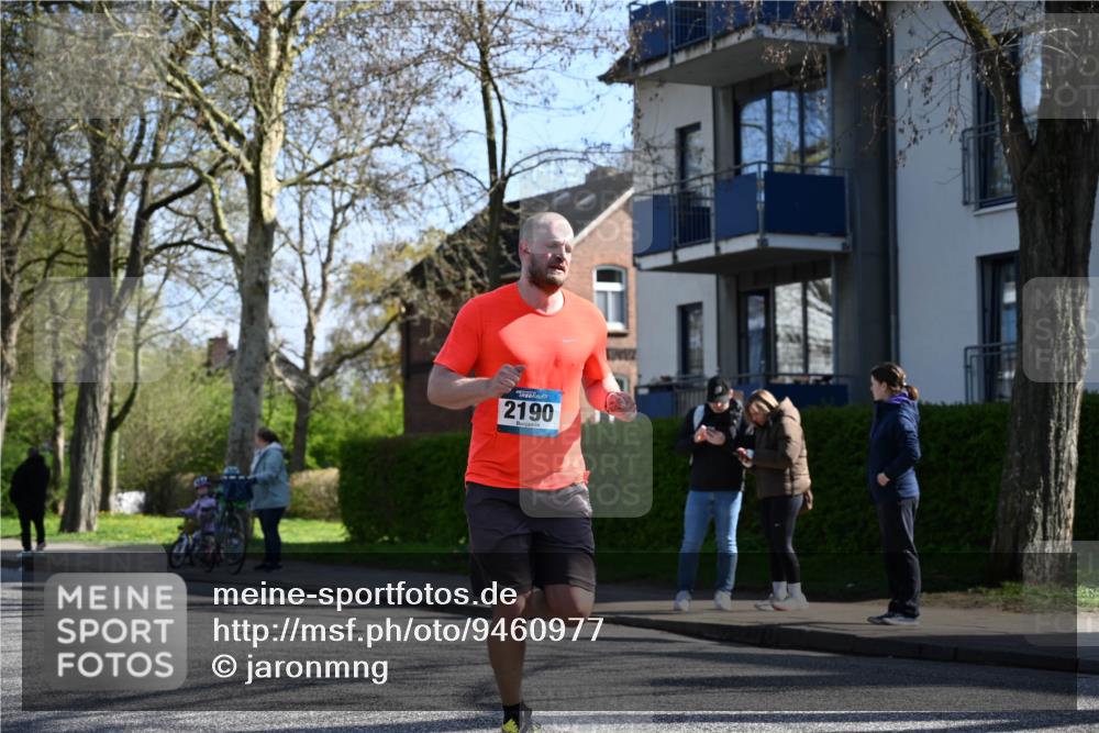 12.04.2026 - 45. Internationalen Wilhelmsburger Insellauf J. Mangold http://msf.ph/oto/9460977 12.04.2026 10:44:49 Ziel 5805, 2920, 3173, 2190, 4914, 5341, 5435, 5563, 2075, 2810, 3408, 4739, 3416, 2899, 4785, 3566, 5037, 5046, 3747, 3054, 2376, 2300, 3334, 4958, 3500, 4928, 4333, 2301, 2995, 2134 meine-sportfotos.de