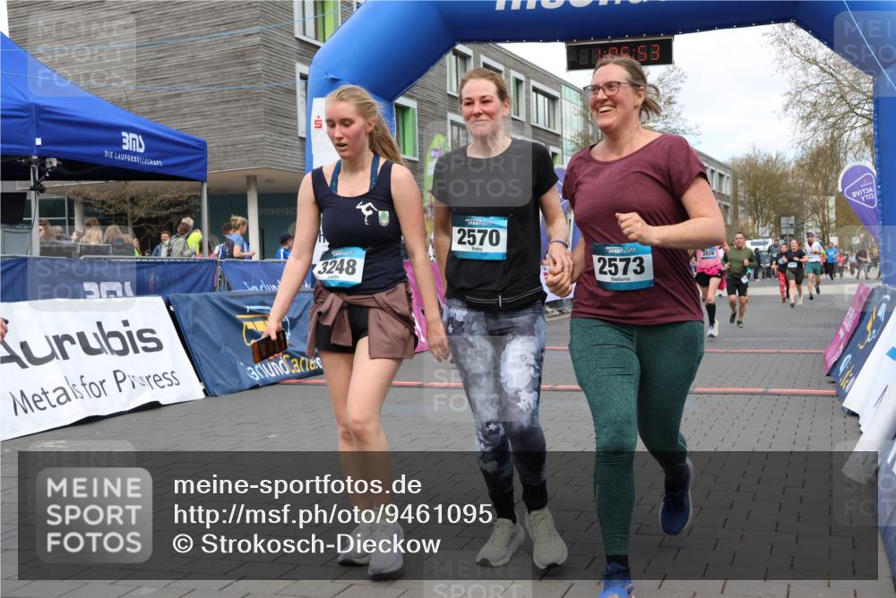 12.04.2026 - 45. Internationalen Wilhelmsburger Insellauf Strokosch-Dieckow http://msf.ph/oto/9461095 12.04.2026 13:18:52 Ziel 3248, 2570, 2573, 3277, 3828, 4948, 5488 meine-sportfotos.de