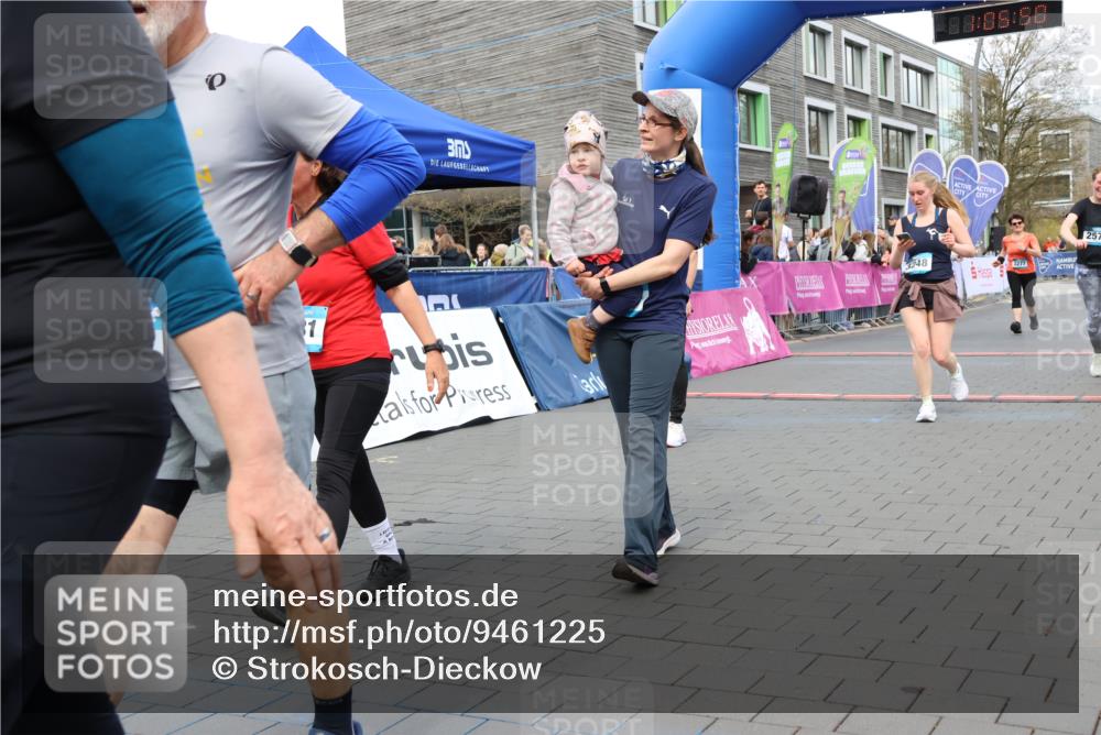 12.04.2026 - 45. Internationalen Wilhelmsburger Insellauf Strokosch-Dieckow http://msf.ph/oto/9461225 12.04.2026 13:18:50 Ziel 2961, 3248, 2570, 2573, 3277, 3828 meine-sportfotos.de