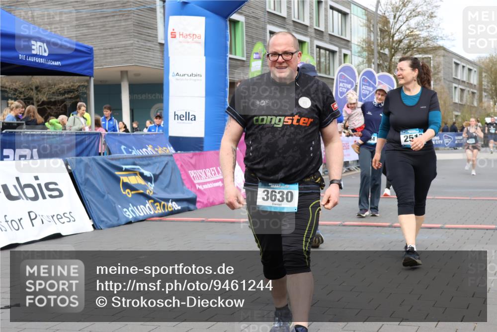 12.04.2026 - 45. Internationalen Wilhelmsburger Insellauf Strokosch-Dieckow http://msf.ph/oto/9461244 12.04.2026 13:18:45 Ziel 2516, 2517, 4031, 3694, 2018, 2961, 3248, 2570, 2573 meine-sportfotos.de