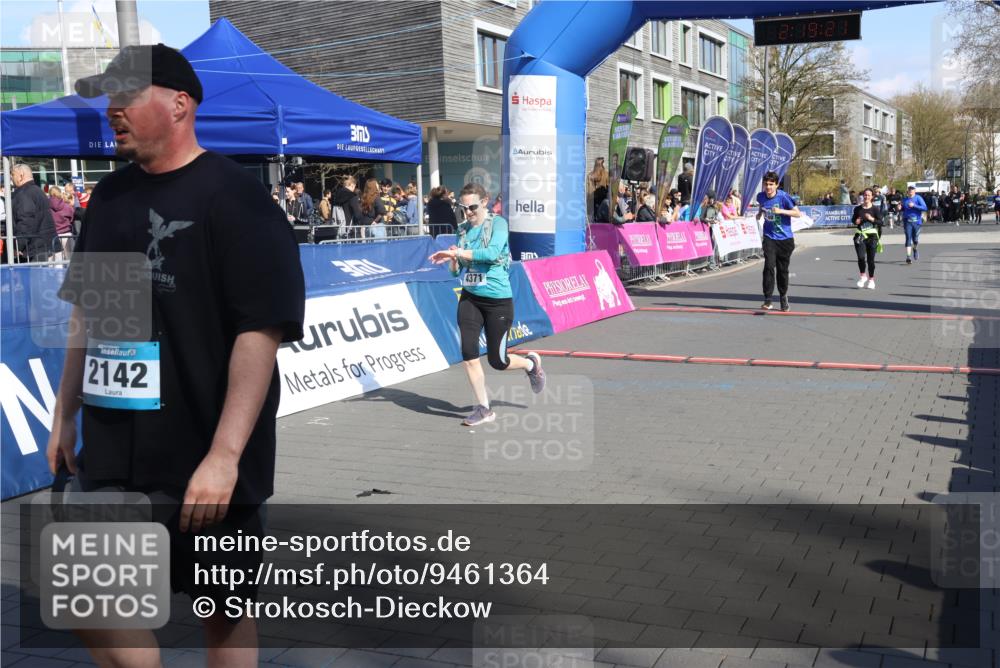 12.04.2026 - 45. Internationalen Wilhelmsburger Insellauf Strokosch-Dieckow http://msf.ph/oto/9461364 12.04.2026 11:09:19 Ziel 4371, 3748, 3701 meine-sportfotos.de