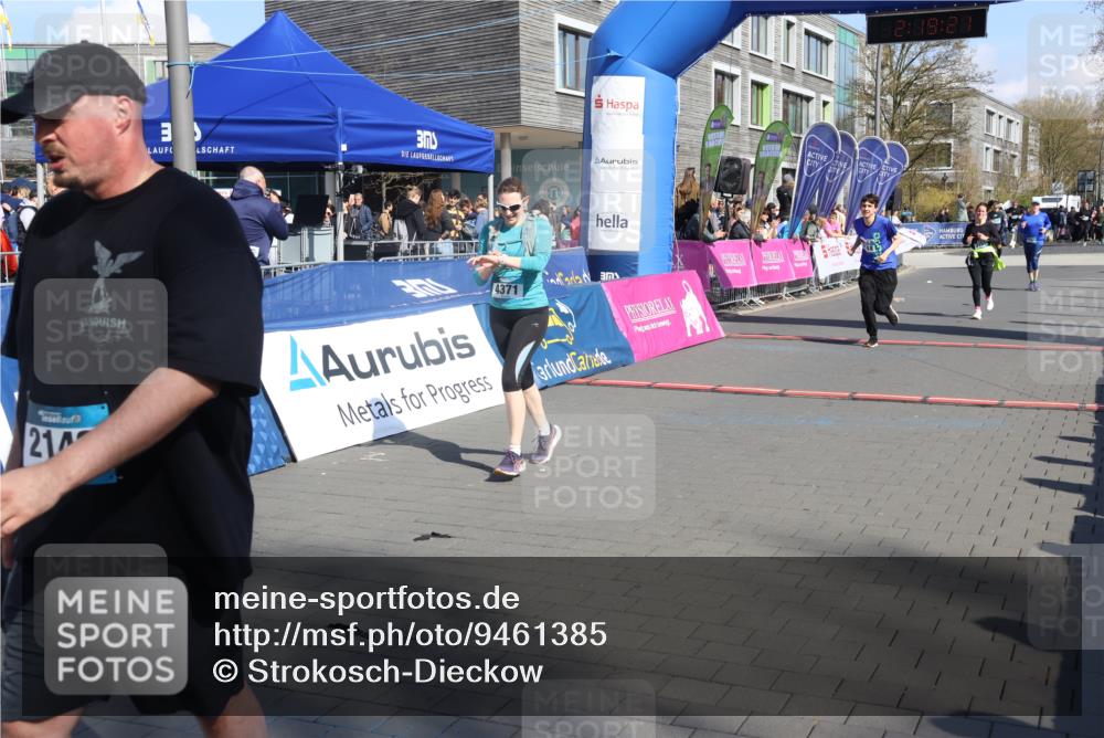 12.04.2026 - 45. Internationalen Wilhelmsburger Insellauf Strokosch-Dieckow http://msf.ph/oto/9461385 12.04.2026 11:09:19 Ziel 4371, 3748, 3701 meine-sportfotos.de