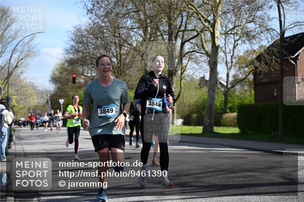 12.04.2026 - 45. Internationalen Wilhelmsburger Insellauf J. Mangold http://msf.ph/oto/9461390 12.04.2026 10:45:56 Ziel 4682, 5664, 3172, 2691, 3256, 3848, 3849, 5690, 4182, 2460, 2706, 4357, 3952, 4755, 3480, 5050, 5598, 3635, 4762, 5466, 2596, 3008, 4631, 2841, 5726, 5562 meine-sportfotos.de