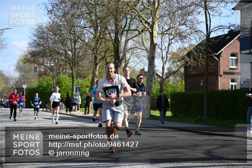 12.04.2026 - 45. Internationalen Wilhelmsburger Insellauf J. Mangold http://msf.ph/oto/9461427 12.04.2026 10:46:05 Ziel 3172, 2691, 3256, 3848, 3849, 5690, 4182, 2460, 2706, 4357, 3952, 4755, 3480, 5050, 5598, 3635, 4762, 5466, 2596, 3008, 4631, 2841, 2841, 5726, 5562, 3484, 4331, 3553, 3713, 3860, 5538, 4706 meine-sportfotos.de