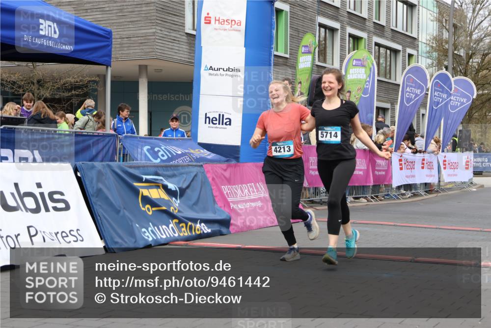 12.04.2026 - 45. Internationalen Wilhelmsburger Insellauf Strokosch-Dieckow http://msf.ph/oto/9461442 12.04.2026 13:18:38 Ziel 3879, 3630, 5714, 4213, 2516, 2517, 4031 meine-sportfotos.de