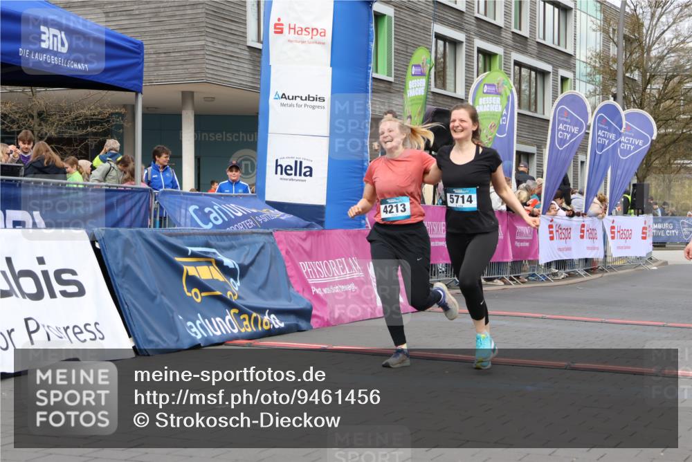 12.04.2026 - 45. Internationalen Wilhelmsburger Insellauf Strokosch-Dieckow http://msf.ph/oto/9461456 12.04.2026 13:18:38 Ziel 3879, 3630, 5714, 4213, 2516, 2517, 4031 meine-sportfotos.de