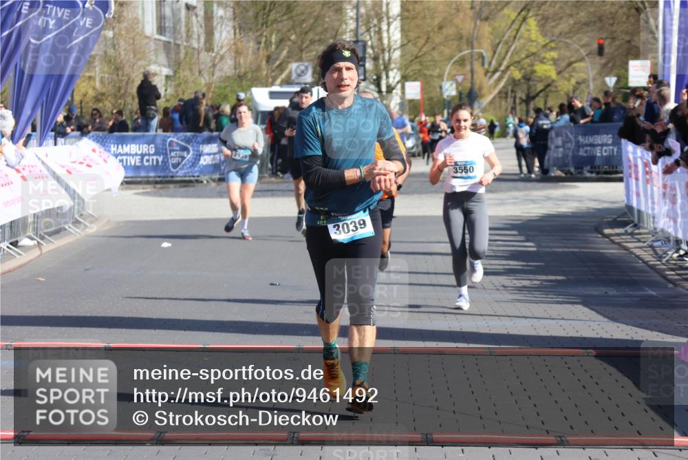 12.04.2026 - 45. Internationalen Wilhelmsburger Insellauf Strokosch-Dieckow http://msf.ph/oto/9461492 12.04.2026 10:51:22 Ziel 3039, 3550, 4659 meine-sportfotos.de