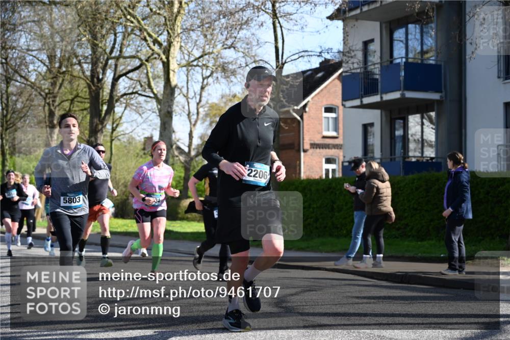 12.04.2026 - 45. Internationalen Wilhelmsburger Insellauf J. Mangold http://msf.ph/oto/9461707 12.04.2026 10:46:46 Ziel 3484, 4331, 3553, 3713, 3860, 5538, 4706, 4700, 5803, 2206, 5421, 5626, 3493, 3494, 3010, 3854, 2393, 2845, 3332, 3349, 4297, 3830, 3098, 5445, 4992, 3450, 5054 meine-sportfotos.de