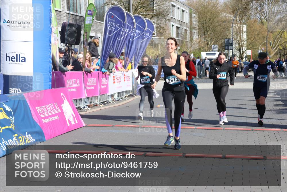 12.04.2026 - 45. Internationalen Wilhelmsburger Insellauf Strokosch-Dieckow http://msf.ph/oto/9461759 12.04.2026 11:09:55 Ziel 2612, 3382, 4081, 3383, 2238 meine-sportfotos.de