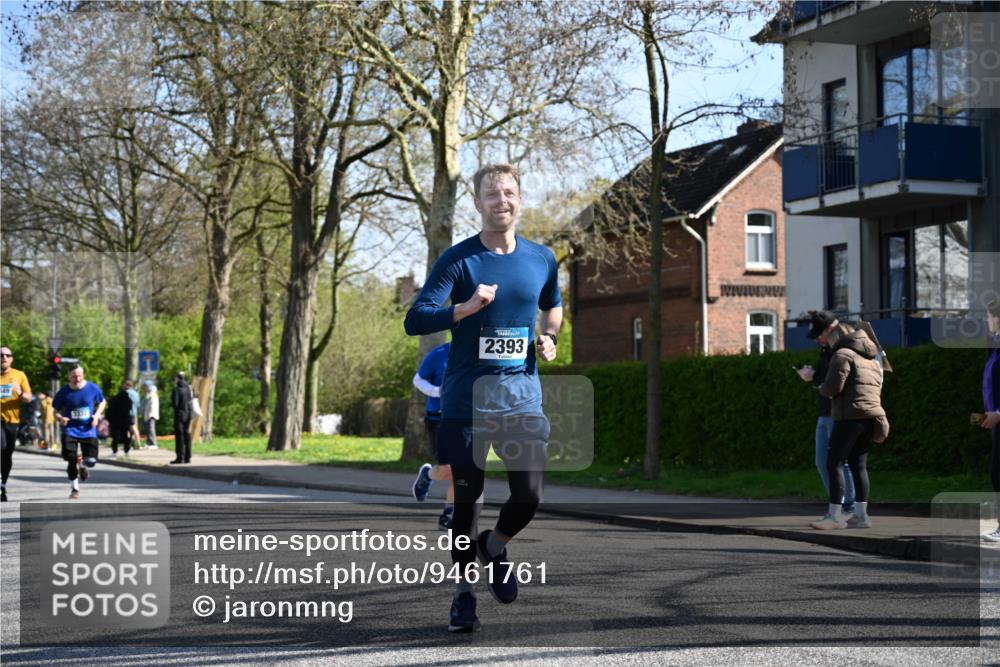 12.04.2026 - 45. Internationalen Wilhelmsburger Insellauf J. Mangold http://msf.ph/oto/9461761 12.04.2026 10:46:51 Ziel 3860, 5538, 4706, 4700, 5803, 2206, 5421, 5626, 3493, 3494, 3010, 3854, 2393, 2845, 3332, 3349, 4297, 3830, 3098, 5445, 4992, 3450, 5054, 2358, 4932 meine-sportfotos.de
