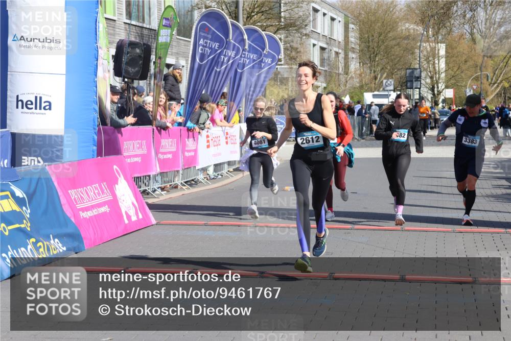 12.04.2026 - 45. Internationalen Wilhelmsburger Insellauf Strokosch-Dieckow http://msf.ph/oto/9461767 12.04.2026 11:09:55 Ziel 2612, 3382, 4081, 3383, 2238 meine-sportfotos.de