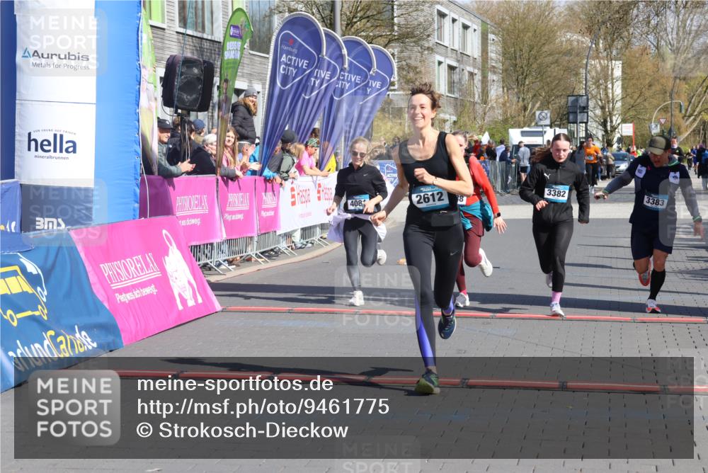 12.04.2026 - 45. Internationalen Wilhelmsburger Insellauf Strokosch-Dieckow http://msf.ph/oto/9461775 12.04.2026 11:09:55 Ziel 2612, 3382, 4081, 3383, 2238 meine-sportfotos.de