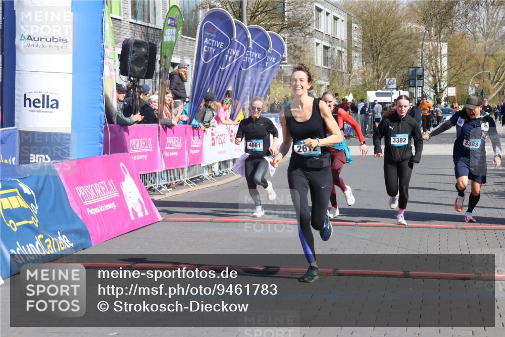 12.04.2026 - 45. Internationalen Wilhelmsburger Insellauf Strokosch-Dieckow http://msf.ph/oto/9461783 12.04.2026 11:09:55 Ziel 2612, 3382, 4081, 3383, 2238 meine-sportfotos.de