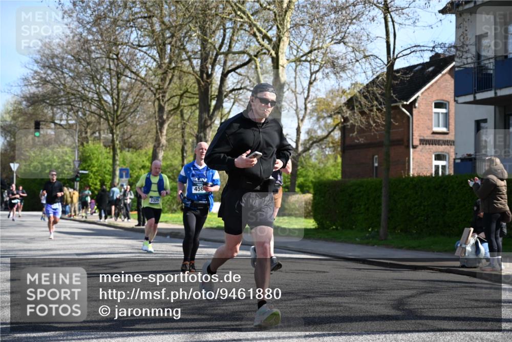 12.04.2026 - 45. Internationalen Wilhelmsburger Insellauf J. Mangold http://msf.ph/oto/9461880 12.04.2026 10:47:43 Ziel 4402, 4367, 4181, 5272, 3174, 4360, 4539, 3762, 4568, 3325, 5749, 2784, 4834, 4330, 3311, 2809, 4415, 4681, 2373, 2384, 2442, 3631, 5578, 3414, 3307, 4882, 2053, 4563, 4866, 4563, 4866, 2438, 3513, 2854, 2887, 3103 meine-sportfotos.de