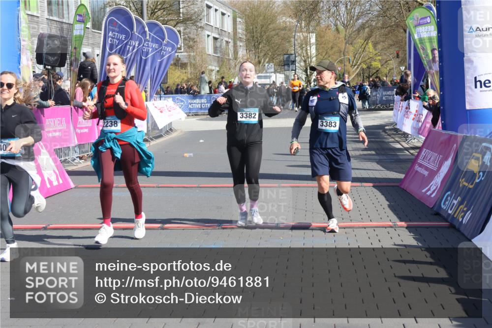 12.04.2026 - 45. Internationalen Wilhelmsburger Insellauf Strokosch-Dieckow http://msf.ph/oto/9461881 12.04.2026 11:09:57 Ziel 2612, 3382, 4081, 3383, 2238 meine-sportfotos.de