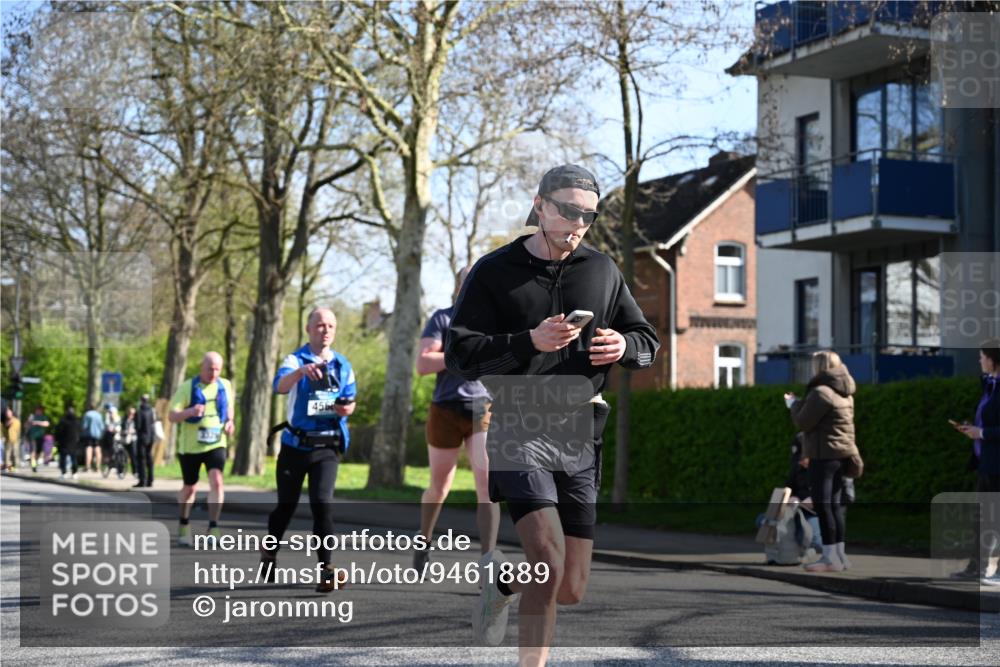 12.04.2026 - 45. Internationalen Wilhelmsburger Insellauf J. Mangold http://msf.ph/oto/9461889 12.04.2026 10:47:43 Ziel 4402, 4367, 4181, 5272, 3174, 4360, 4539, 3762, 4568, 3325, 5749, 2784, 4834, 4330, 3311, 2809, 4415, 4681, 2373, 2384, 2442, 3631, 5578, 3414, 3307, 4882, 2053, 4563, 4866, 4563, 4866, 2438, 3513, 2854, 2887, 3103 meine-sportfotos.de