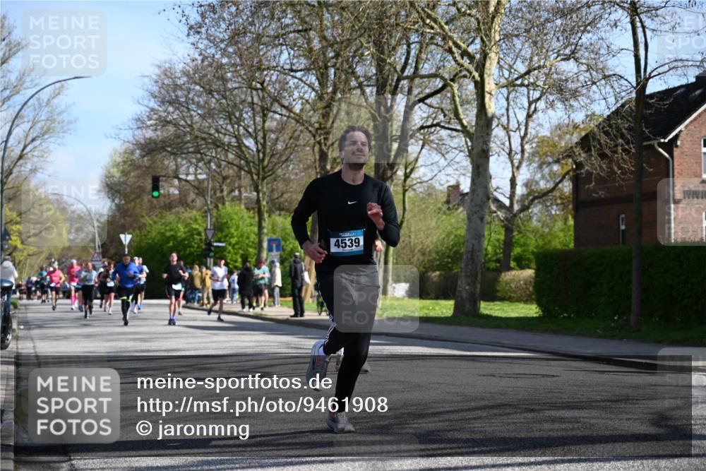 12.04.2026 - 45. Internationalen Wilhelmsburger Insellauf J. Mangold http://msf.ph/oto/9461908 12.04.2026 10:47:47 Ziel 4181, 5272, 3174, 4360, 4539, 3762, 4568, 3325, 5749, 2784, 4834, 4330, 3311, 2809, 4415, 4681, 2373, 2384, 2442, 3631, 5578, 3414, 3307, 4882, 2053, 4563, 4866, 2438, 3513, 2854, 2887, 3103, 4424, 3509, 4768 meine-sportfotos.de
