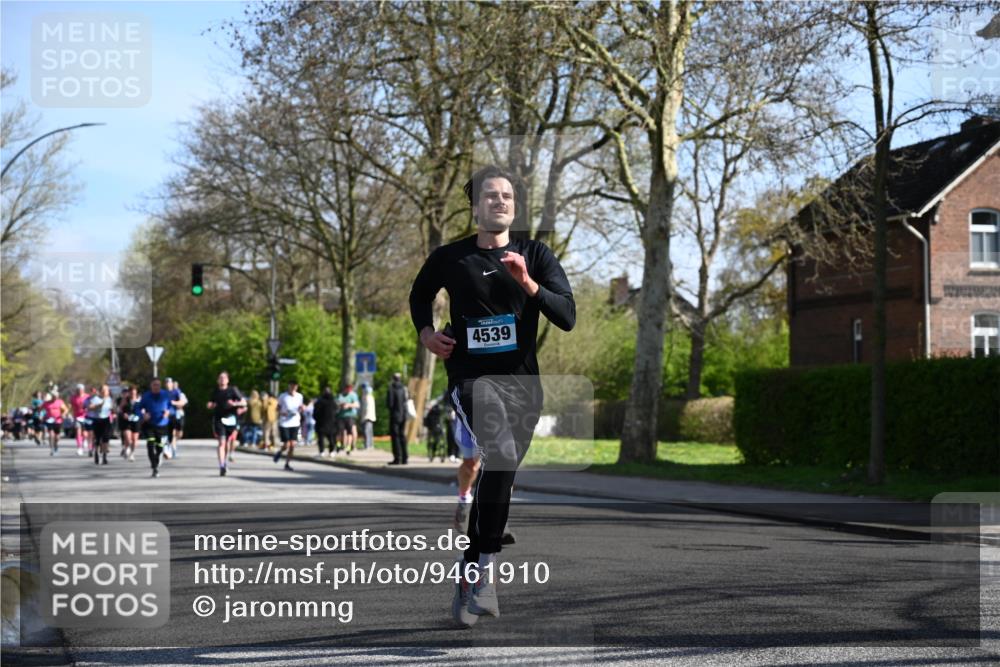 12.04.2026 - 45. Internationalen Wilhelmsburger Insellauf J. Mangold http://msf.ph/oto/9461910 12.04.2026 10:47:47 Ziel 4181, 5272, 3174, 4360, 4539, 3762, 4568, 3325, 5749, 2784, 4834, 4330, 3311, 2809, 4415, 4681, 2373, 2384, 2442, 3631, 5578, 3414, 3307, 4882, 2053, 4563, 4866, 2438, 3513, 2854, 2887, 3103, 4424, 3509, 4768 meine-sportfotos.de