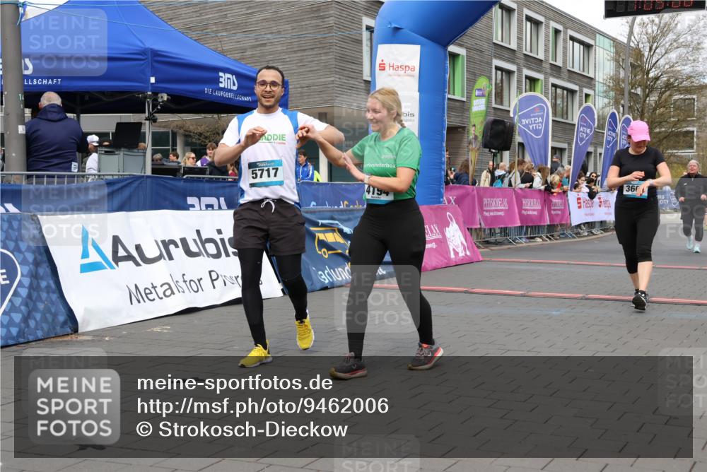 12.04.2026 - 45. Internationalen Wilhelmsburger Insellauf Strokosch-Dieckow http://msf.ph/oto/9462006 12.04.2026 13:18:08 Ziel 5717, 4804, 3604, 2125, 2520 meine-sportfotos.de