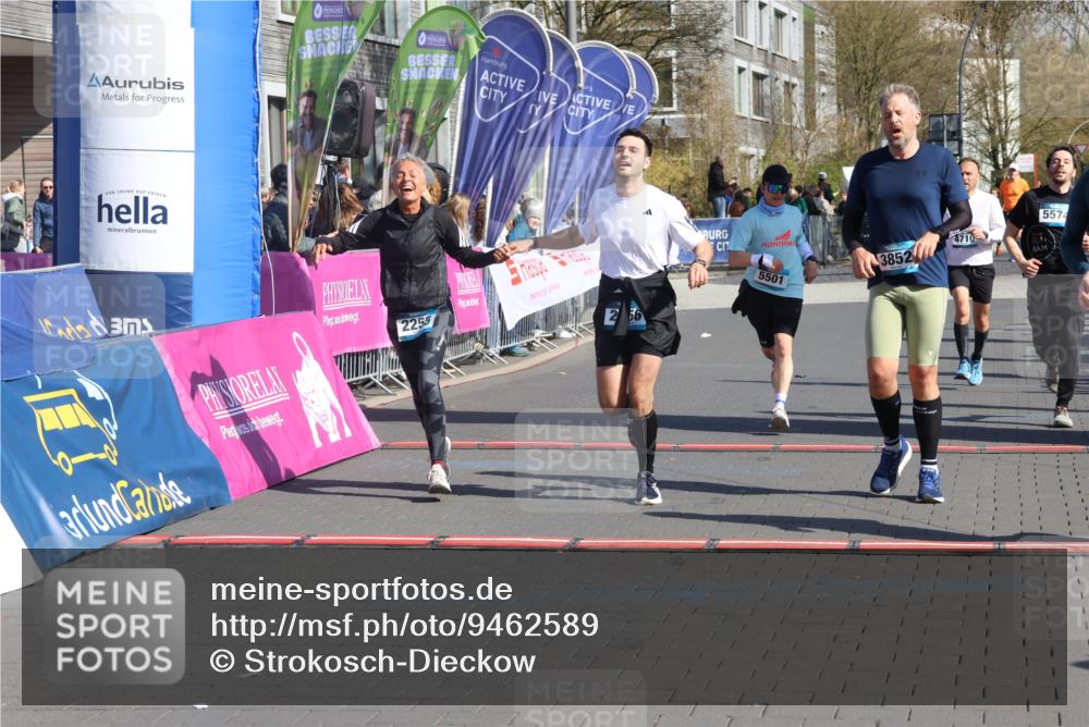 12.04.2026 - 45. Internationalen Wilhelmsburger Insellauf Strokosch-Dieckow http://msf.ph/oto/9462589 12.04.2026 10:52:44 Ziel 3852, 2239, 2256, 2255, 5501, 5574, 4710 meine-sportfotos.de
