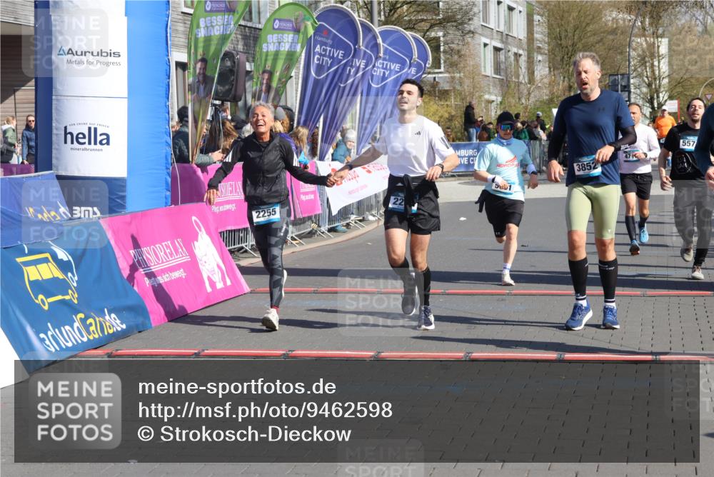 12.04.2026 - 45. Internationalen Wilhelmsburger Insellauf Strokosch-Dieckow http://msf.ph/oto/9462598 12.04.2026 10:52:45 Ziel 3852, 2239, 2256, 2255, 5501, 5574, 4710 meine-sportfotos.de