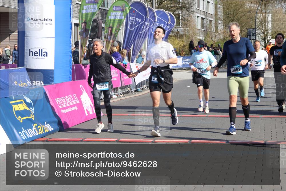 12.04.2026 - 45. Internationalen Wilhelmsburger Insellauf Strokosch-Dieckow http://msf.ph/oto/9462628 12.04.2026 10:52:45 Ziel 3852, 2239, 2256, 2255, 5501, 5574, 4710 meine-sportfotos.de