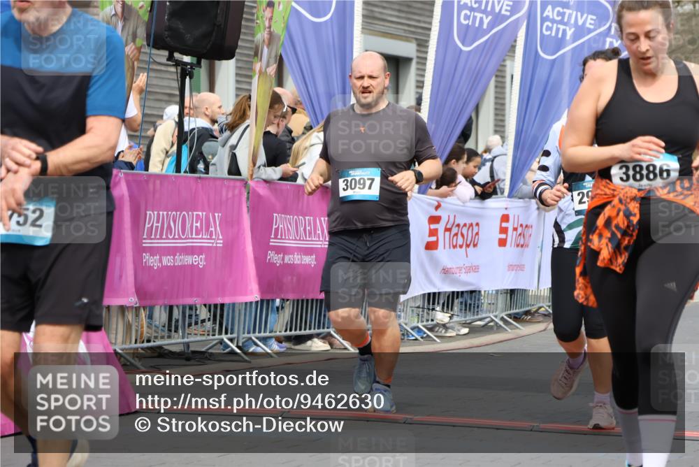 12.04.2026 - 45. Internationalen Wilhelmsburger Insellauf Strokosch-Dieckow http://msf.ph/oto/9462630 12.04.2026 13:17:28 Ziel 4752, 3886, 3097, 2942, 3575 meine-sportfotos.de
