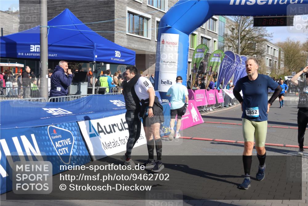 12.04.2026 - 45. Internationalen Wilhelmsburger Insellauf Strokosch-Dieckow http://msf.ph/oto/9462702 12.04.2026 10:52:49 Ziel 2256, 2255, 5501, 5574, 4710 meine-sportfotos.de