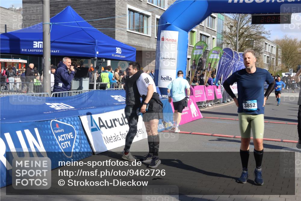 12.04.2026 - 45. Internationalen Wilhelmsburger Insellauf Strokosch-Dieckow http://msf.ph/oto/9462726 12.04.2026 10:52:49 Ziel 2256, 2255, 5501, 5574, 4710 meine-sportfotos.de