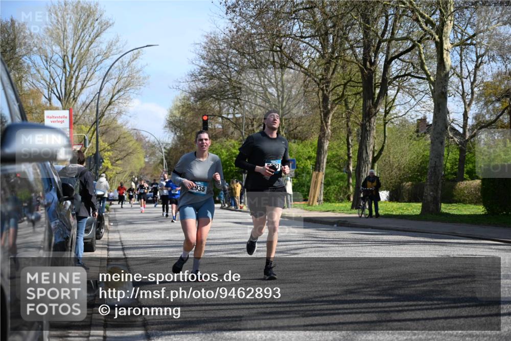 12.04.2026 - 45. Internationalen Wilhelmsburger Insellauf J. Mangold http://msf.ph/oto/9462893 12.04.2026 10:50:59 Ziel 3039, 3550, 4659, 2935, 5823, 2762, 5618, 4756, 2506, 4756, 2506, 3996, 5608, 2598, 3049, 4263, 5769, 3572, 4503 meine-sportfotos.de