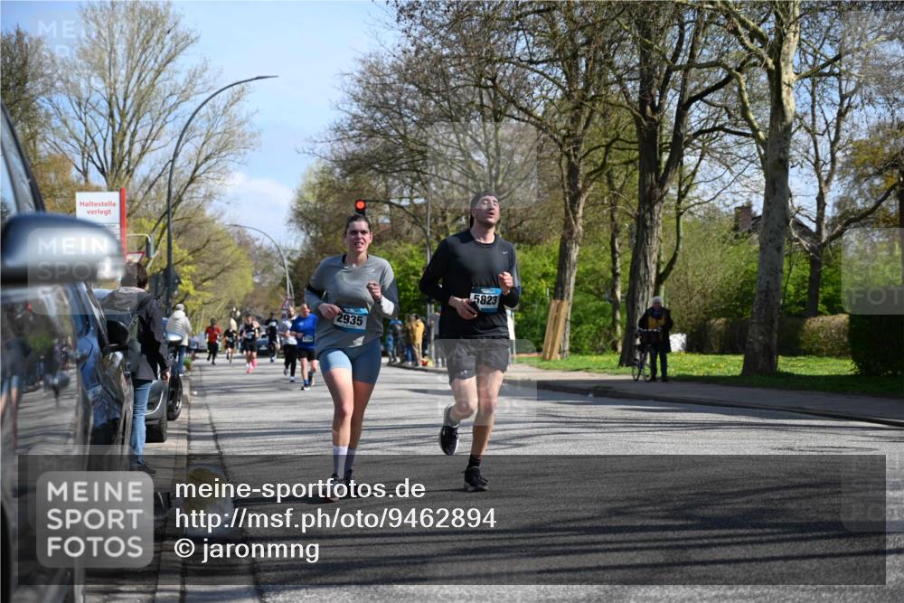 12.04.2026 - 45. Internationalen Wilhelmsburger Insellauf J. Mangold http://msf.ph/oto/9462894 12.04.2026 10:50:59 Ziel 3039, 3550, 4659, 2935, 5823, 2762, 5618, 4756, 2506, 4756, 2506, 3996, 5608, 2598, 3049, 4263, 5769, 3572, 4503 meine-sportfotos.de
