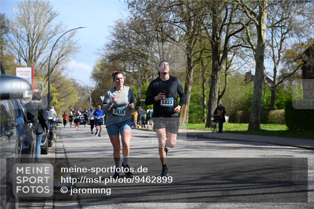 12.04.2026 - 45. Internationalen Wilhelmsburger Insellauf J. Mangold http://msf.ph/oto/9462899 12.04.2026 10:50:59 Ziel 3039, 3550, 4659, 2935, 5823, 2762, 5618, 4756, 2506, 4756, 2506, 3996, 5608, 2598, 3049, 4263, 5769, 3572, 4503 meine-sportfotos.de