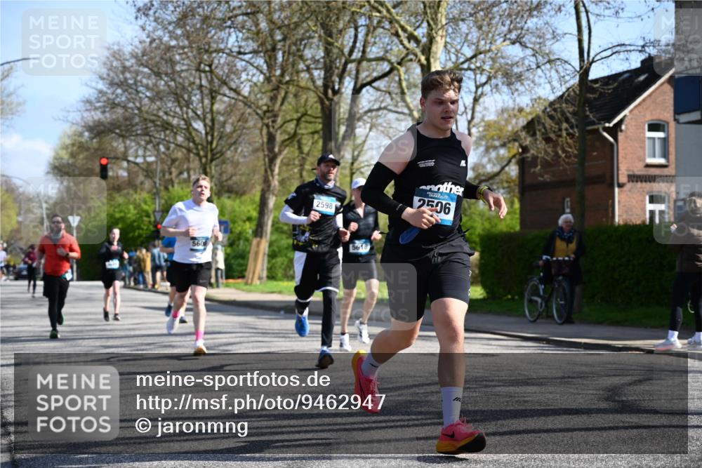 12.04.2026 - 45. Internationalen Wilhelmsburger Insellauf J. Mangold http://msf.ph/oto/9462947 12.04.2026 10:51:13 Ziel 2935, 5823, 2762, 5618, 4756, 2506, 3996, 5608, 2598, 3049, 4263, 5769, 3572, 3572, 4503, 3183, 3567, 2729, 5553, 2837, 4541, 2432 meine-sportfotos.de