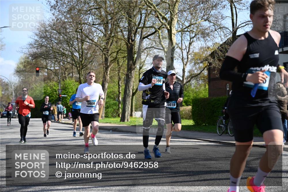 12.04.2026 - 45. Internationalen Wilhelmsburger Insellauf J. Mangold http://msf.ph/oto/9462958 12.04.2026 10:51:13 Ziel 2935, 5823, 2762, 5618, 4756, 2506, 3996, 5608, 2598, 3049, 4263, 5769, 3572, 3572, 4503, 3183, 3567, 2729, 5553, 2837, 4541, 2432 meine-sportfotos.de