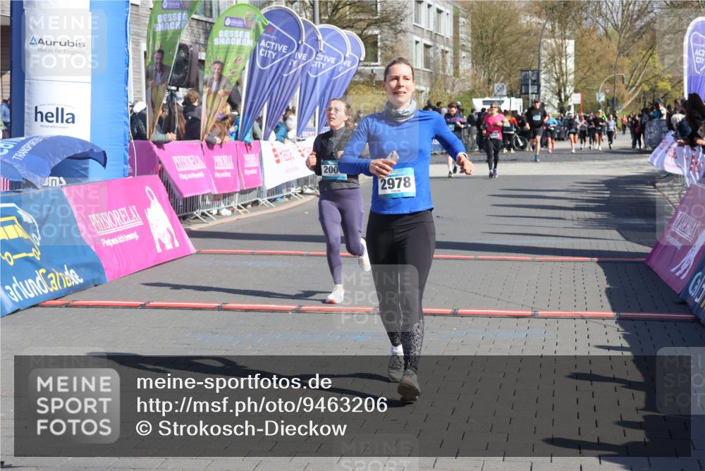 12.04.2026 - 45. Internationalen Wilhelmsburger Insellauf Strokosch-Dieckow http://msf.ph/oto/9463206 12.04.2026 10:53:28 Ziel 4457, 2978, 2004 meine-sportfotos.de