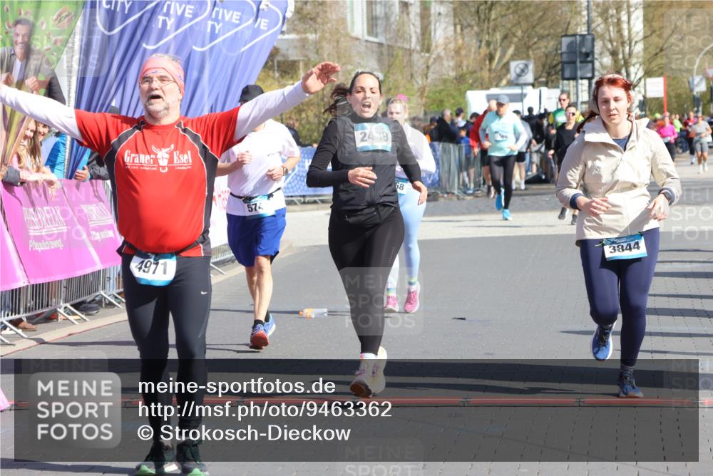 12.04.2026 - 45. Internationalen Wilhelmsburger Insellauf Strokosch-Dieckow http://msf.ph/oto/9463362 12.04.2026 11:12:36 Ziel 4971, 2489, 3844, 5741, 2668 meine-sportfotos.de